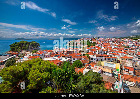 Blick auf die Stadt Skiathos vom Uhrenturm von Agios Nikolaos Kirche. Insel Skiathos, Nördliche Sporaden, Magnessia, Thessalien, Griechenland. Stockfoto