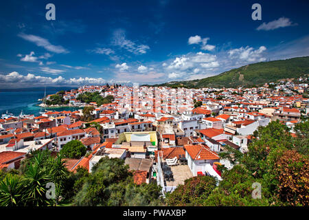 Blick auf die Stadt Skiathos vom Uhrenturm von Agios Nikolaos Kirche. Insel Skiathos, Nördliche Sporaden, Magnessia, Thessalien, Griechenland. Stockfoto