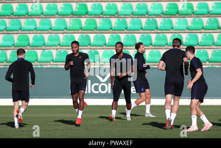 England's Raheem Sterling (Zweite links) und Nathaniel Chalobah (Mitte links) während des Trainings bei Ciudad Deportiva Luis del Sol, Sevilla. Stockfoto