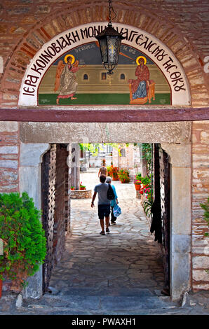 Der Haupteingang des Klosters Evangelistria ('Monastery der Verkündigung'), Insel Skiathos, Sporaden, Griechenland. Stockfoto