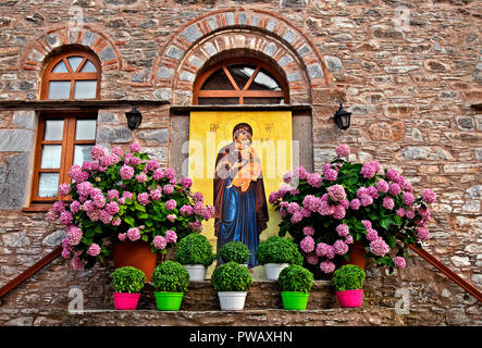 Bunte Blumen im Innenhof des Klosters Evangelistria ('Monastery der Verkündigung'), Insel Skiathos, Sporaden, Griechenland. Stockfoto