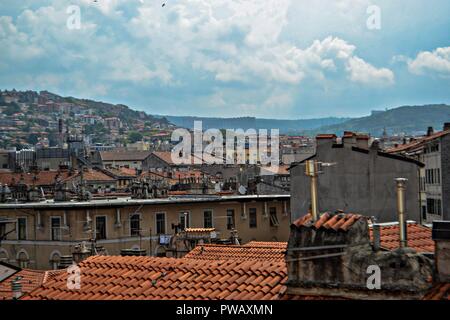 Blick von der Mansarde Fenster auf die roten Dächer in Italien Stockfoto