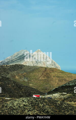 Griechenland, die Insel Anafi. Einen großen Berg dominiert die Landschaft Stockfoto