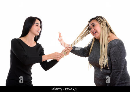 Junge Asiatische transgender Frau glücklich lächelnd, während sie Haare o Stockfoto