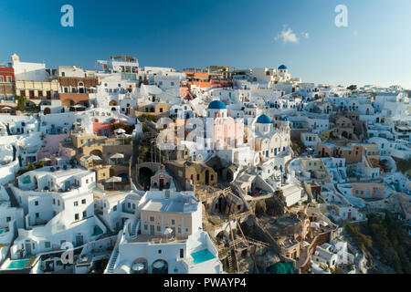 Blick über die Stadt Oia auf Santorini Griechenland fliegen Stockfoto