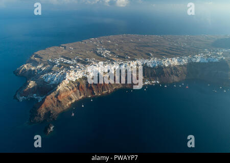 Blick über die Stadt Oia auf Santorini Griechenland fliegen Stockfoto