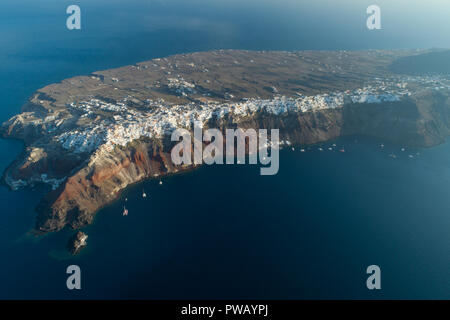 Blick über die Stadt Oia auf Santorini Griechenland fliegen Stockfoto