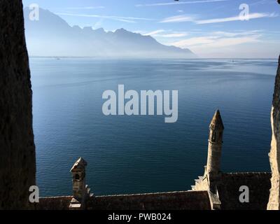 Sonnenlicht strahlend am Genfer See auf Schloss Chillon nr Montreal getroffen, Schweiz Stockfoto