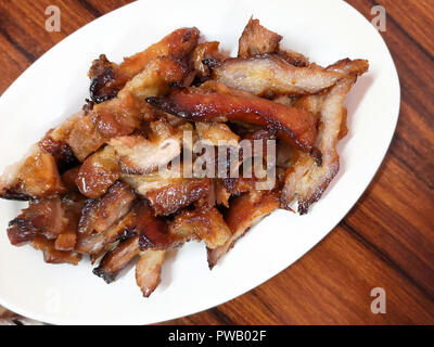 Holzkohle gekocht Schweinekamm, gegrilltem Schweinefleisch Hals, Schweinebraten Thai national food auf weiße Platte Stockfoto
