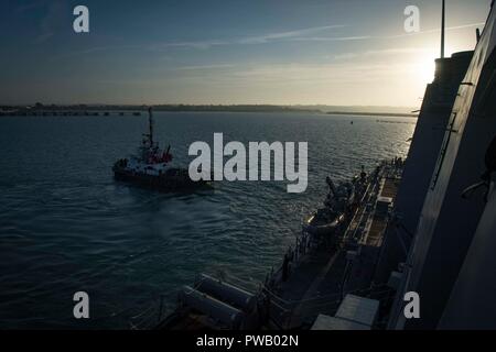 181012-N-UY 653-114 NAVAL STATION Rota, Spanien (23. 12, 2018) Der Arleigh-burke-Klasse geführte Anti-raketen-Zerstörer USS Carney (DDG64) fährt Naval Station Rota, Spanien, Okt. 12, 2018. Carney, Vorwärts - Rota, Spanien eingesetzt, ist über seine fünfte Patrouille in den USA 6 Flotte Bereich der Maßnahmen zur Unterstützung der regionalen Verbündeten und Partnern sowie die nationale Sicherheit der USA Interessen in Europa und Afrika. (U.S. Marine Foto von Mass Communication Specialist 1. Klasse Ryan U. Kledzik/Freigegeben) Stockfoto