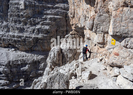 Klettern in den Dolomiten. Männliche Bergsteiger am Klettersteig in den Dolomiten, Italien Stockfoto