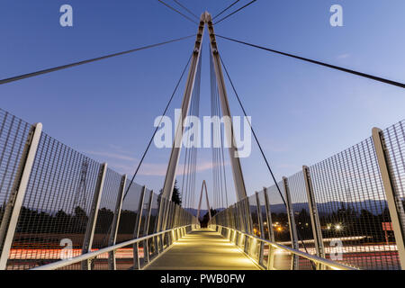 Dämmerung über Don Burnett Bicycle-Pedestrian Brücke (aka Mary Avenue Fahrrad Fußgängerbrücke). Stockfoto