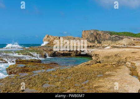 Klippen Gezeitenbecken und rock Leisten von Punta Las Tunas in der Nähe von Cueva del Indio entlang der Küste von Puerto Rico Stockfoto