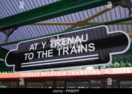 Schild "zur Eisenbahn" in Englisch und Walisisch, auf der Plattform, Snowdon Mountain Railway Station, Snowdonia, Llanberis, Gwynedd, Wales, Großbritannien Stockfoto