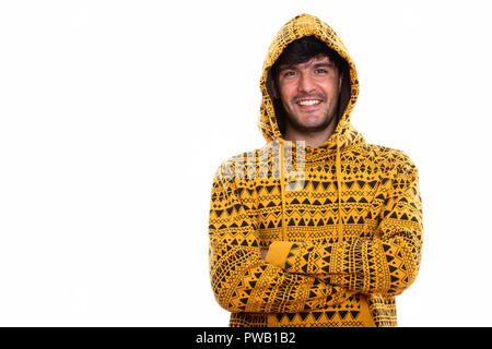 Studio shot der Jungen glücklich Persischen Mann lächelnd, während hoo tragen Stockfoto