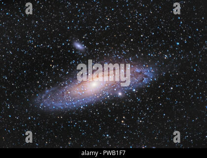 M31, Andromeda-galaxie über Entzia Berge in Spanien Stockfoto