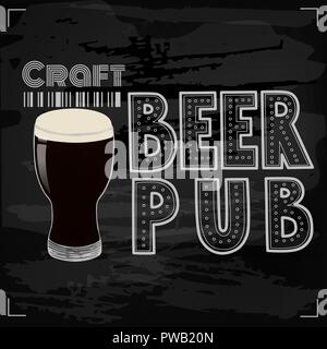Handwerk Bier Vector Illustration. Bier Glas auf blackboard Hintergrund mit Hand gezeichnet Bier Pub-Schriftzug. Stock Vektor