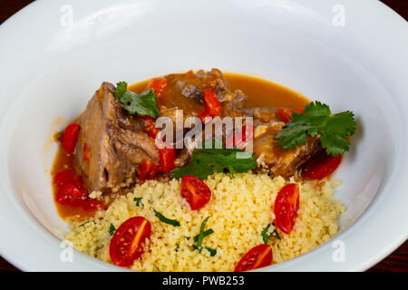 Lamm mit Couscous Koriander serviert. Stockfoto