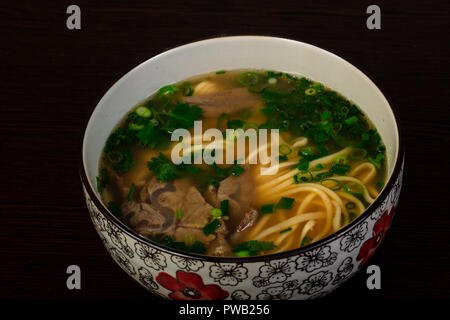 Asiatische Nudelsuppe mit Rindfleisch Stockfoto