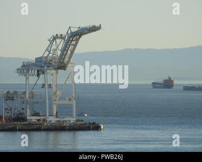 Krane im Hafen von Oakland in der Bucht von San Francisco. Stockfoto