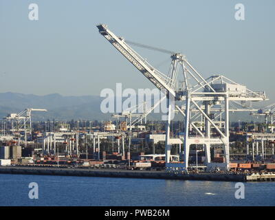 Krane im Hafen von Oakland in der Bucht von San Francisco. Stockfoto