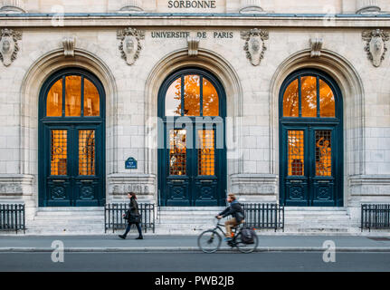Paris, Frankreich, 13.Oktober 2018: Fußgänger und Radfahrer mit der Außenfassade des renommierten Universität Sorbonne in Paris, Frankreich Stockfoto