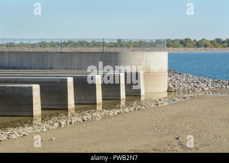 Niedriger Füllstand bei Dam spillway wegen der Dürre Stockfoto