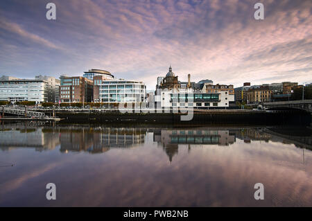 Rosa und Lila Himmel bei Sonnenaufgang über den Fluss Clyde mit dem Riverboat casino in Sicht. Stockfoto