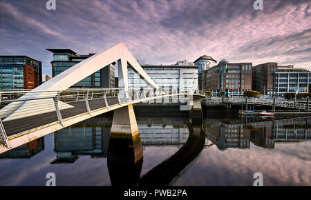 Rosa und Lila Himmel bei Sonnenaufgang über den Fluss Clyde und die Squinty Brücke in Glasgow, Schottland Stockfoto