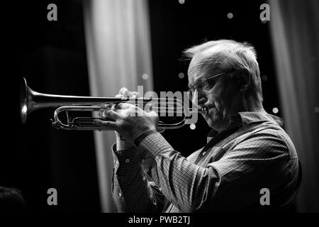 Jazz Trompeter Mark Chandler Solo mit "Atlantic Crossover', Scarborough Jazz Festival 2018 Stockfoto