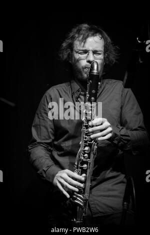 Leonhard Skorupa spielt Bass Klarinette mit Woody Schwarz 4, bass clarinet Quartet, Scarborough Jazz Festival 2018 Stockfoto