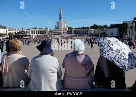 Ansicht der Rückseite vier alte Pilger zum Heiligtum Unserer Lieben Frau von Fatima Stockfoto