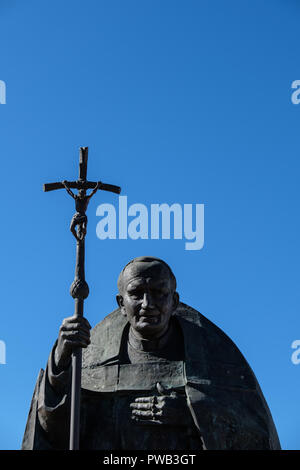 Statue von Papst Johannes Paul II. von polnischen Bildhauer Czeslaw Dzwigaj im Heiligtum von Fatima in Portugal, Europa Stockfoto