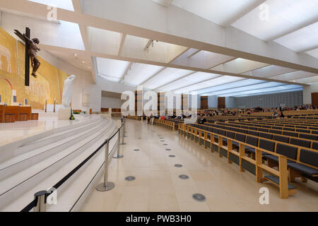 Innenansicht der Basilika der Heiligen Dreifaltigkeit in der Wallfahrtskirche Unserer Lieben Frau von Fatima, in Fatima, Portugal, Europa Stockfoto