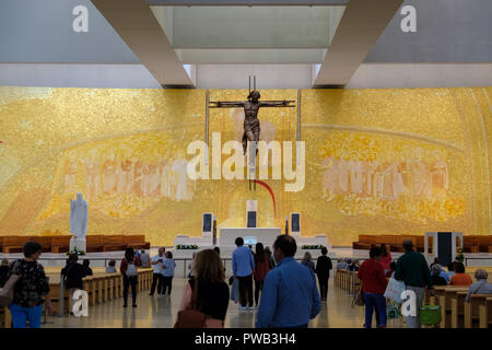 Innenansicht der Basilika der Heiligen Dreifaltigkeit in der Wallfahrtskirche Unserer Lieben Frau von Fatima, in Fatima, Portugal, Europa Stockfoto