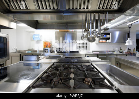 Moderne Großküche Stockfoto