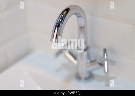 Selektiver Fokus Foto von einem Wasser in der Toilette tippen Stockfoto