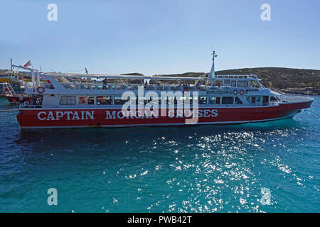 Ausflugsschiff von Valetta günstig im kristallklaren Wasser der Blauen Lagune, Comino Stockfoto