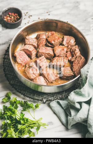 Geschmortes Rindfleisch Eintopf mit frischer Petersilie im Pan Stockfoto