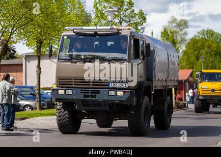 Offenbach/Deutschland - Mai 1, 2018: Steyr 12M18 vom Österreichischen Bundesheer Laufwerke auf Straße an einem Oldtimer Show Stockfoto