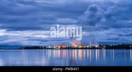 Einer großen Ölraffinerie gehört Anacortes, einer kleinen Stadt im Staat Washington, Puget Sound. Stockfoto