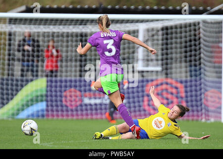 Bristol, UK. 14. Oktober, 2018. Birmingham City Hayley Ladd nimmt den Ball von Bristol Gemma Evans. Bristol City 0 Birmingham City Frauen 1. Peter Lopeman/Alamy leben Nachrichten Stockfoto