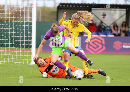 Bristol, UK. 14. Oktober, 2018. Birmingham City Marisa Ewers versucht, den Ball zu nehmen, bevor die Stadt Bristol Torwart Sophie Baggaley steuern. Bristol City 0 Birmingham City Frauen 1. Peter Lopeman/Alamy leben Nachrichten Stockfoto