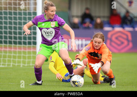 Bristol, UK. 14. Oktober, 2018. Bristol City Torwart Sophie Baggaley übernimmt Steuerung vongeschwindigkeit, den Ball nach einem Ziel Versuch fehlschlägt. Bristol City 0 Birmingham City Frauen 1. Peter Lopeman/Alamy leben Nachrichten Stockfoto