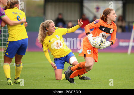 Bristol, UK. 14. Oktober, 2018. Bristol City Torwart Sophie Baggaley nimmt Kontro lof der Ball nach einem Ziel Versuch fehlschlägt. Bristol City 0 Birmingham City Frauen 1. Peter Lopeman/Alamy leben Nachrichten Stockfoto