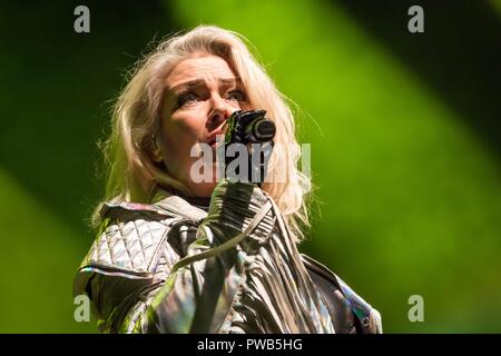 Berlin, Deutschland. 13 Okt, 2018. 13.10.2018, Der britische Sänger Kim Wilde live auf dem Hier kommen die Aliens Tour 2018 in der Columbiahalle in Berlin. | 13.10.2018, Britische Sängerin Kim Wilde live auf Tour 2018 Hier die Aliens am Columbiahall in Berlin, Deutschland. | Verwendung der weltweiten Kredit: dpa/Alamy leben Nachrichten Stockfoto