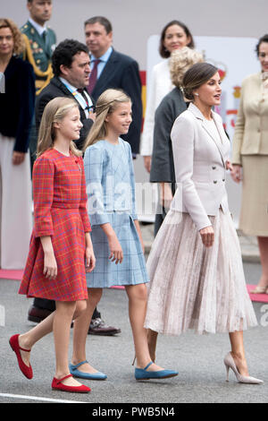 Madrid, Spanien. 12 Okt, 2018. Prinzessin Leonor, Prinzessin Sofia von Spanien und Königin Letizia an den Spanischen Nationalen Tag militärische Parade. Madrid, 12.10.2018 | Verwendung der weltweiten Kredit: dpa/Alamy leben Nachrichten Stockfoto