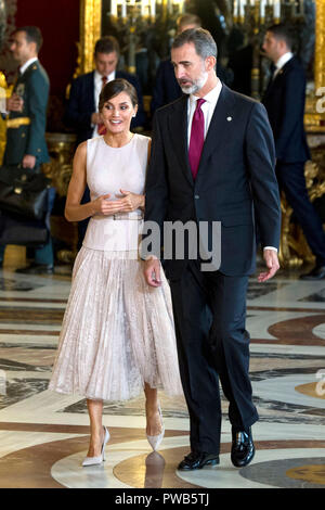 Madrid, Spanien. 12 Okt, 2018. Queen Leitzia Spaniens und König Philipp VI. von Spanien auf Empfang für Nationale Tag im Palacio Real. Madrid, 12.10.2018 | Verwendung der weltweiten Kredit: dpa/Alamy leben Nachrichten Stockfoto