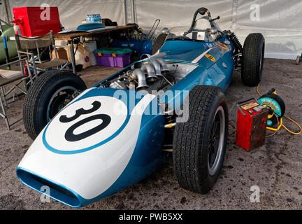 Rennstrecke von Jarama, Madrid, Spanien. 13. - 14. Oktober, 2018: Rennwagen #30 Skarabäus Offenhauser, 1960, 2.400 cm³, Fahrer Julian Bronson. Wettbewerb der Historischen Grand Prix Automobile Association (HGPCA) an der Rennstrecke von Jarama bei Madrid, Spanien. Enrique Palacio Sans./Alamy leben Nachrichten Stockfoto