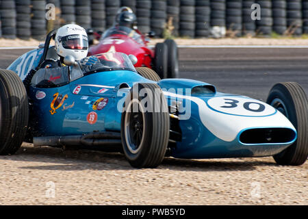 Rennstrecke von Jarama, Madrid, Spanien. 13. - 14. Oktober, 2018: Rennwagen #30 Skarabäus Offenhauser, 1960, 2.400 cm³, Fahrer Julian Bronson. Wettbewerb der Historischen Grand Prix Automobile Association (HGPCA) an der Rennstrecke von Jarama bei Madrid, Spanien. Enrique Palacio Sans./Alamy leben Nachrichten Stockfoto